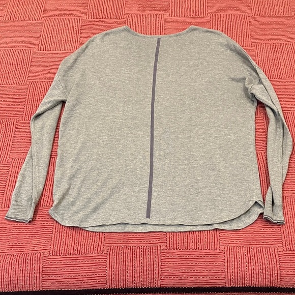 Renuar (Montreal) women’s size small Gray Knit Top with star - Picture 12 of 14